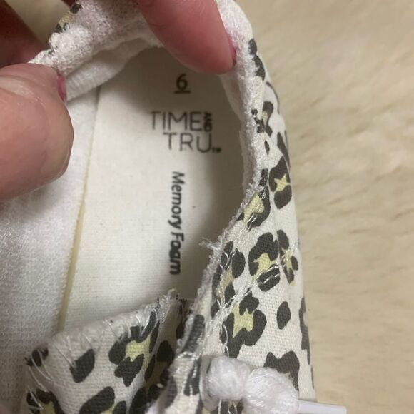 Time and Tru Cheetah Print Slip On Shoes size 6 - Picture 2 of 6